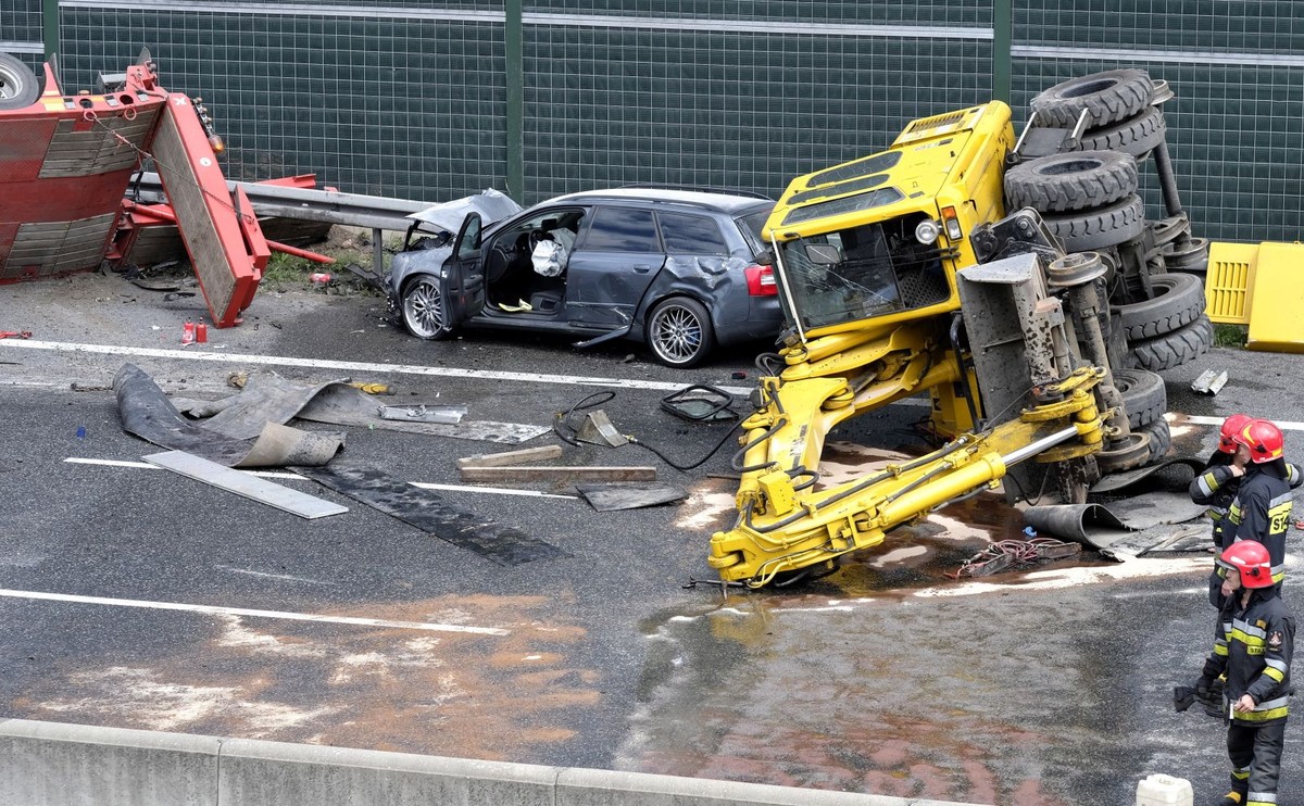 Paraliż autostrady A4 po wypadku w Zabrzu. Ciężarówka wioząca koparkę przecięła bariery