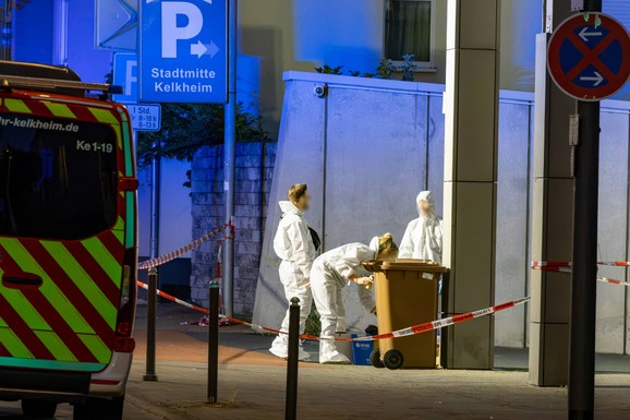 HRVAT MAČETOM UBIO SUPRUGU NASRED ULICE! Krvava žena pokušala da pobegne, ali se samo srušila, UBICU SAVLADALI PROLAZNICI: Jezivi detalji zločina u Nemačkoj