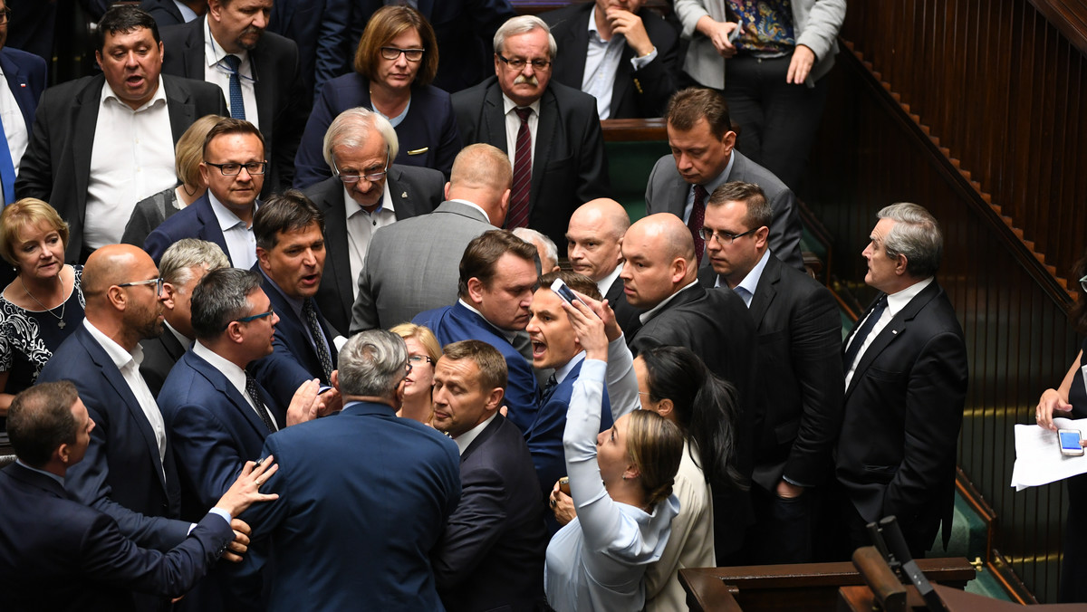 Poseł PiS zarzuca posłowi PO naruszenie nietykalności cielesnej podczas wczorajszych nocnych obrad Sejmu, gdy doszło do drugiego czytania projektu ustawy o reformie Sądu Najwyższego.