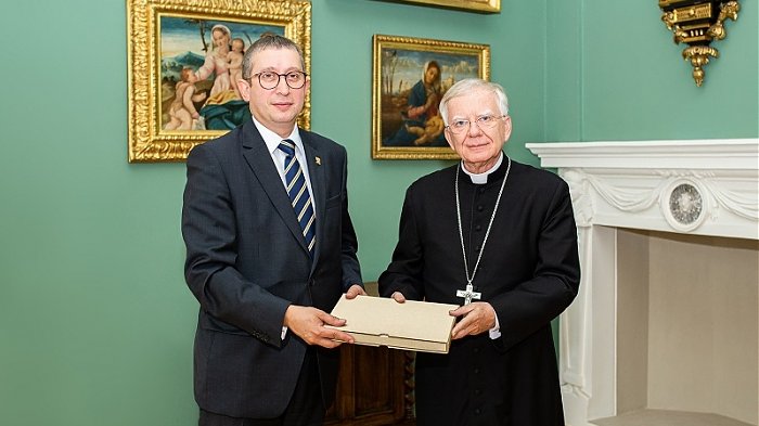 Sławomir Olejniczak przekazujący abp Markowi Jędraszewskiemu księgę poparcia, fot. Stowarzyszenie Kultury Chrześcijańskiej im. Ks. Piotra Skargi