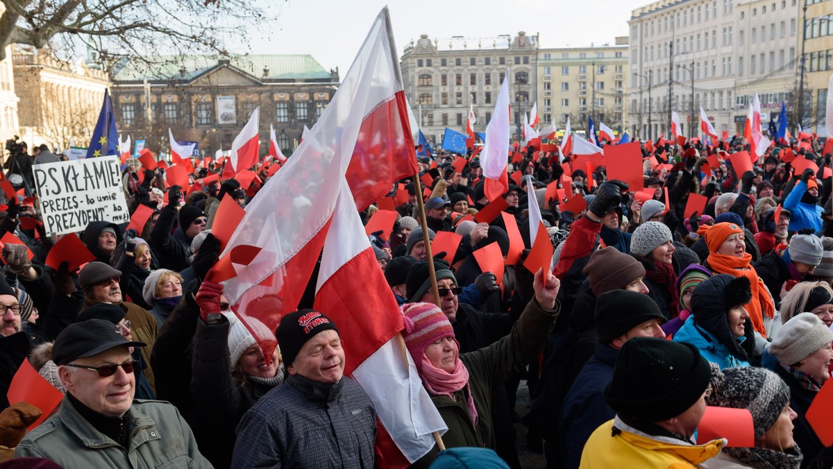 Niespełna dwa tysiące osób wzięło udział w demonstracji w Poznaniu. Mieszkańcy stolicy Wielkopolski protestowali pod hasłem "Czerwona kartka dla Prawa i Sprawiedliwości". Manifestacja miała miejsce na poznańskim placu Wolności - informuje portal 300polityka.pl