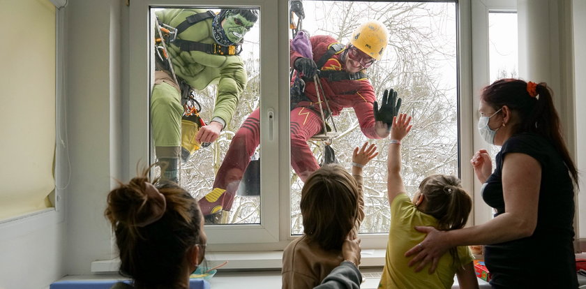 Superbohaterowie odwiedzili małych pacjentów! Niezwykła akcja w ramach finału WOŚP