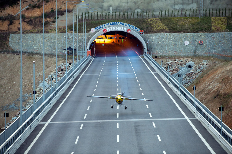 Autostrada, tunel i samolot