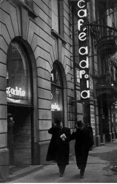 Kawiarnia "Adria" w Warszawie. Widoczne wejście do kawiarni / 1940 rok