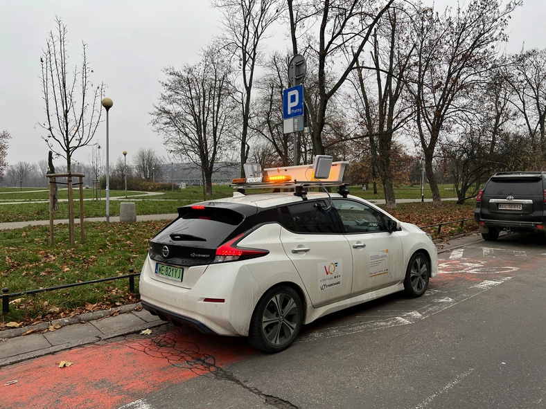 W Warszawie ulice stołecznej strefy płatnego parkowania patroluje dziewięć elektrycznych Nissanów Leafów