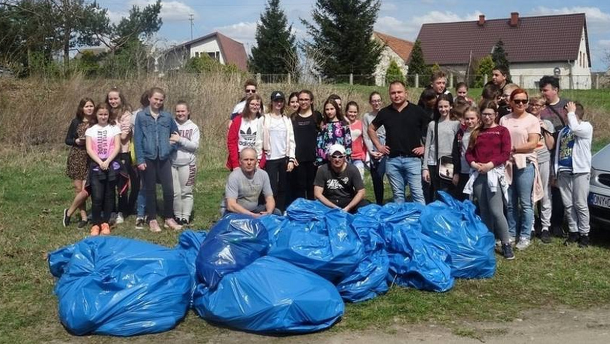 Akcja miała na celu rozwijanie świadomości ekologicznej młodzieży. Zebrano kilkaset kilogramów śmieci.