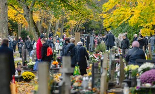 Specjalne rozkłady jazdy w Gdańsku na 1 listopada. Autobusy i tramwaje kursują częściej