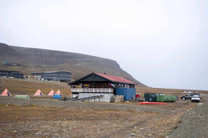 Kamp kod Longjerbijena, Svalbard
