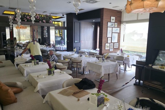 EKSKLUZIVNE FOTOGRAFIJE SA UVIĐAJA! Policijske trake i razbacane stolice u luksuznom restoranu na Novom Beogradu: Pripadnik SAJ van dužnosti GOLORUK savladao napadača!