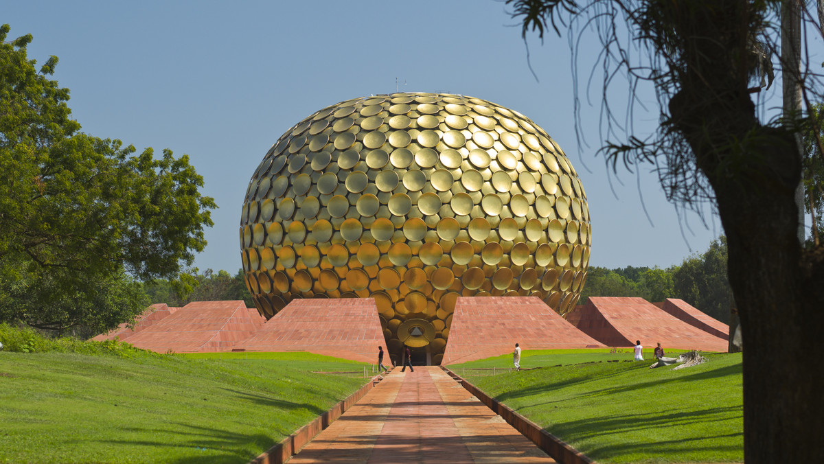 Choć trudno w to uwierzyć, na południu Indii istnieje miasto, którego mieszkańcy żyją w zgodzie i harmonii. Sami także o sobie decydują. To założone od podstaw Auroville – utopia, która przybrała realne kształty. Do raju na Ziemi jednak jej daleko.