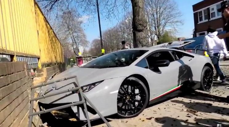 Totálkárosra tört a Lamborghini / Fotó: Daily Mail