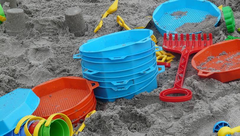 Schaufel, Eimer & Co.: Beliebte Sandspielzeuge im Vergleich