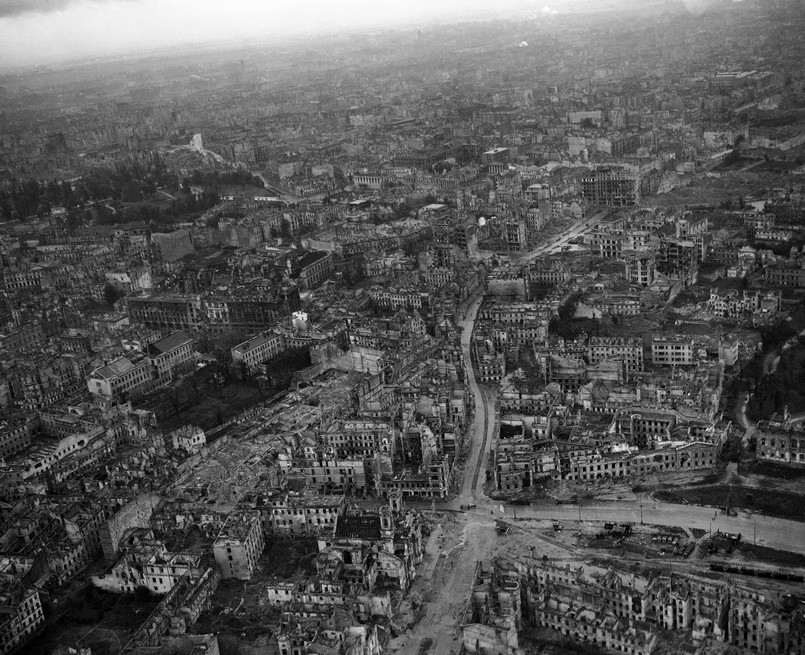 Morze ruin po horyzont... Warszawa po wejściu Rosjan. ZDJĘCIA z 1945 roku