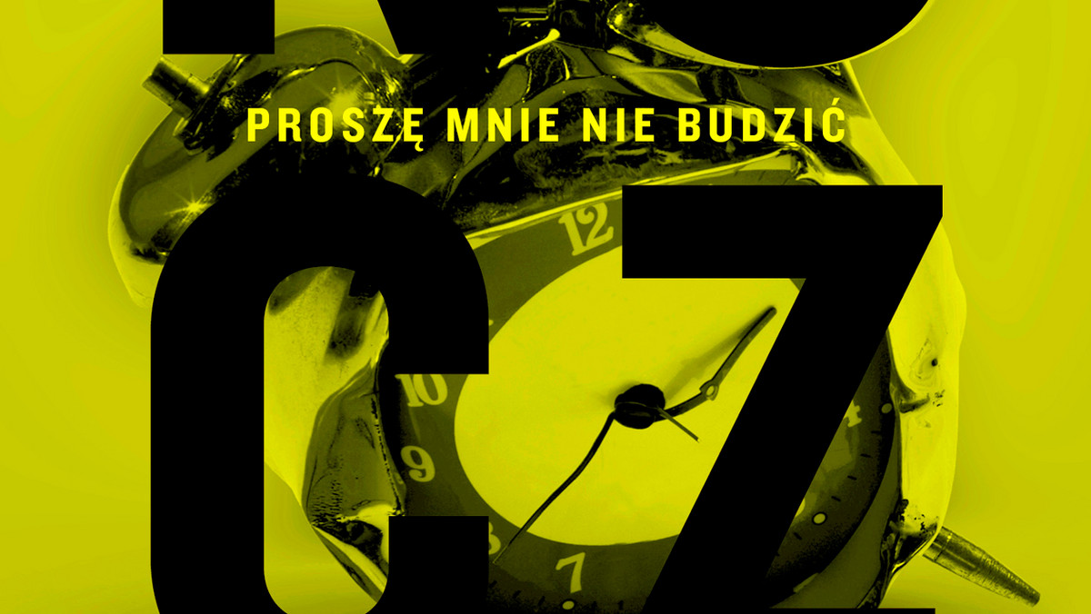 Tylko pozazdrościć. Kiedy bezsenność, ta nasilająca się choroba ogarnia coraz więcej strapionych Polaków (kredytem, frankami, Dudą, wojną, reprywatyzacją, zamachami, brakiem bezglutenowego pieczywa w sklepie itd.), Wojciech Kuczok tak zdrowo, tak mocno śpi, że aż śni. Przejęty tym faktem, postanowił spisać te ciekawsze, zapamiętane "nocne opowieści". Powstał z tego nieoczywisty portret faceta, Polaka, męża, ojca, artysty. A także obraz życia równoległego, które istnieje tylko w głowie właściciela snów.