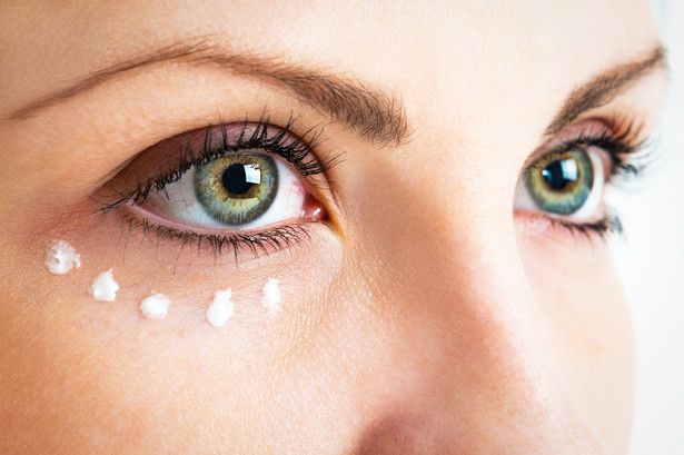 O skórę wokół oczu trzeba szczególnie dbać i regularnie ją nawilżać np. odpowiednim kremem.