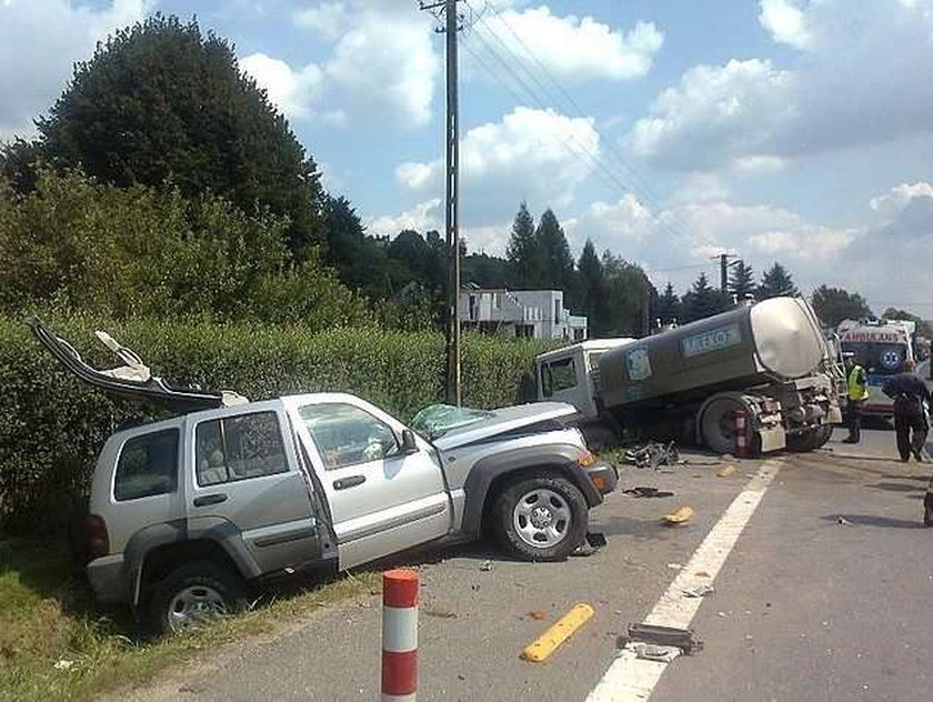 Śmierć pod cysterną. Mleczarka staranowała jeepa