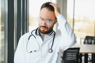 Lekarze dostają fałszywe sms-y w sprawie aktualizacji certyfikatów. ZUS: to próba oszustwa
