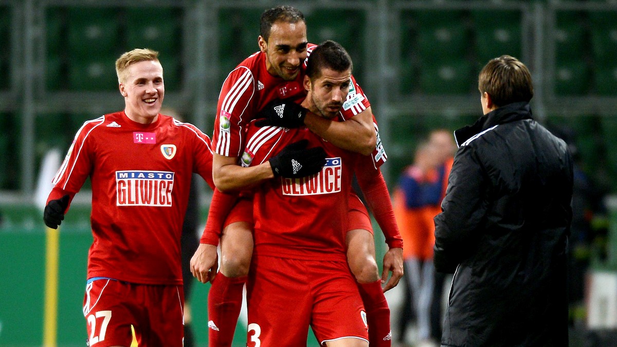 Trener Piasta Gliwice, Marcin Brosz wskazał dwa, jego zdaniem, kluczowe momenty przegranego 1:3 spotkania z Ruchem Chorzów. - Pierwszym była czerwona kartka, którą został ukarany nasz zawodnik. A drugim momentem były niewykorzystane sytuacje, które mieliśmy w drugiej połowie przy stanie 1:2 - ocenił szkoleniowiec Piasta.