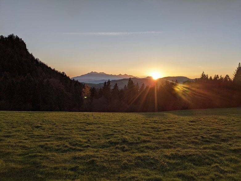 Polana pod Huściawą i widok na Tatry podczas zachodu słońca. Małe Pieniny.