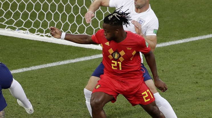 Michy Batshuayi fejberúgta magát a labdával /Fotó: MTI/ AP/ Michael Sohn