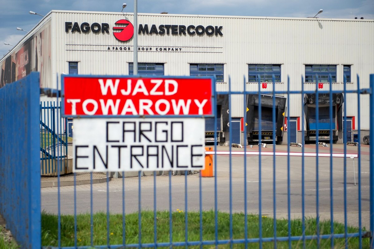 Zakłady FagorMastercook we Wrocławiu, 8 bm. W dzisiejszym oświadczeniu syndyk fabryki zapowiedział zwolnienie 1118 osób do końca maja 2014 r. w wyniku planowanych zwolnień grupowych. FagorMastercook jest jednym z największych producentów sprzętu AGD w Polsce. (mgo) PAP/Maciej Kulczyński