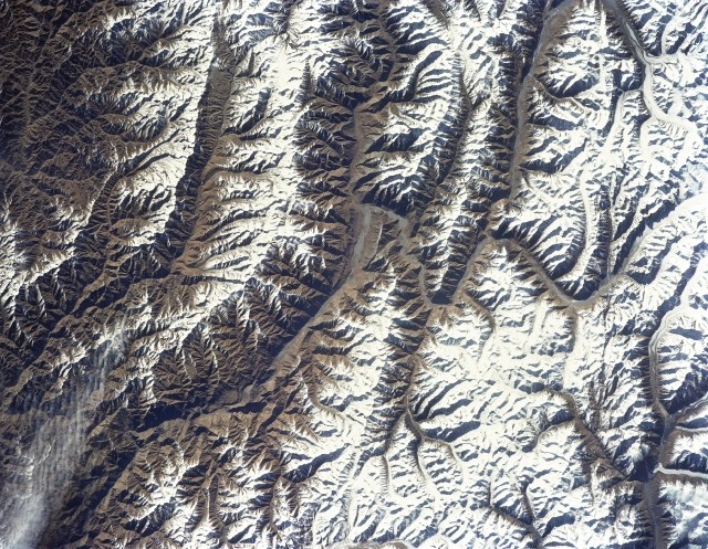 System górski Karakorum na pograniczu Indii, Pakistanu i Chin. W skład tego pasma wchodzą m.in. K2 (8611 m n.p.m) oraz (8047 m). Widok z kosmosu. Fot. NASA