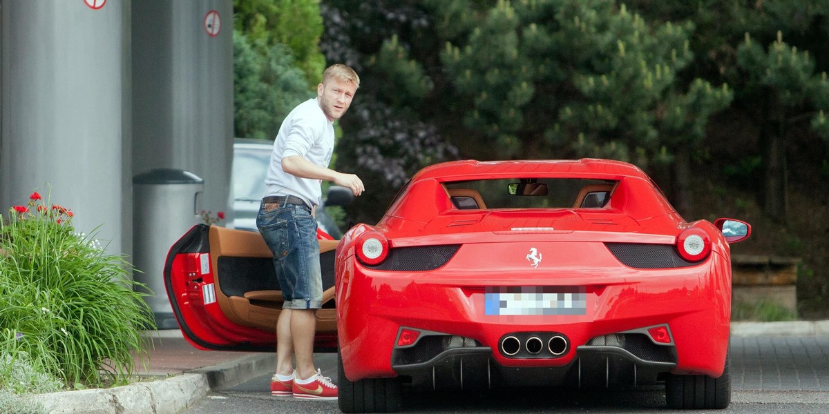 Już dziesięć lat temu Kuba jeździł pięknym, czerwonym Ferrari. 