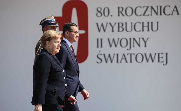 Premier Morawiecki i kanclerz Merkel oddali hołd rozstrzelanym Polakom