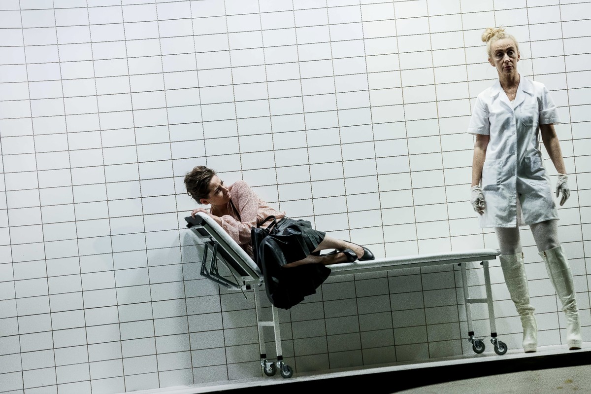 Magda Grąziowska (Harper Regan) i Joanna Kasperek (Justine Ross), fot. Krzysztof Bieliński
