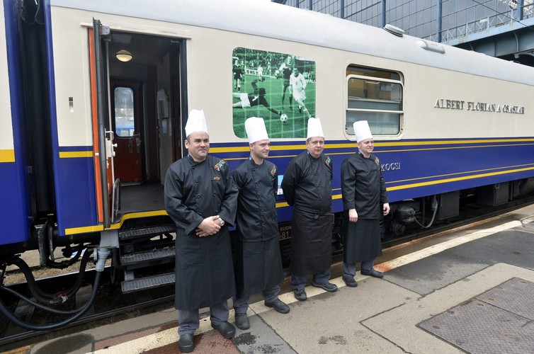 Będą oni obsługiwani przez załogę składającą się z 30 osób. Wśród nich jest czterech kucharzy, sześciu kelnerów i jedenaście osób zajmujących się wagonami. 

<br>Na zdjęciu: Kucharze stanowią obok wagonu restauracyjnego imienia legendarnego węgierskiego piłkarza Floriana Albert <br><br> fot.  EPA / ZOLTAN MATHE WĘGRY OUT Dostawca: PAP / EPA.