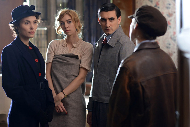 Vanessa Kirby jako Celia Ravenscroft w serialu "Poirot". Na zdjęciu takżę (od lewej): Elsa Mollien i Ferdinand Kingsley