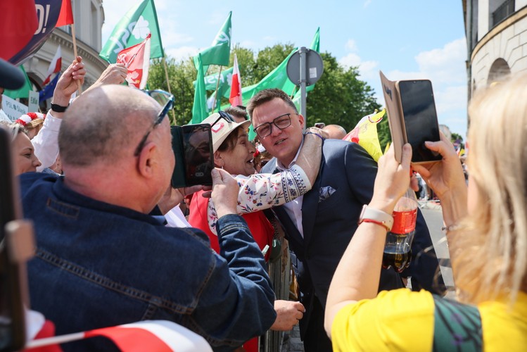 Koalicjanci z Nowej Lewicy, Polski 2050 i PSL wsparli podczas niedzielnego marszu kandydata KO Rafała Trzaskowskiego i zaapelowali o mobilizację wyborczą. Wskazywali na potrzebę zmiany w Pałacu Prezydenckim, odbudowania wspólnoty oraz krytycznie odnosili się do części działań rządu.W trakcie wystąpień głos zabrała m.in. była kandydatka w wyborach prezydenckich Joanna Senyszyn, która wsparła Trzaskowskiego i przekazała swoje charakterystyczne czerwone korale jego małżonce - Małgorzacie Trzaskowskiej.Z kolei wicemarszałkini Senatu z Nowej Lewicy Magdalena Biejat oceniła, że w I turze wyborów prezydenckich część wyborców pokazała rządowi żółtą kartkę. 