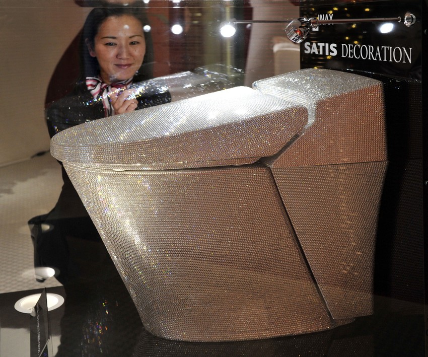 Predstavnica kompanije "Liksil" pored WC šolje od "Svarovski" kristala