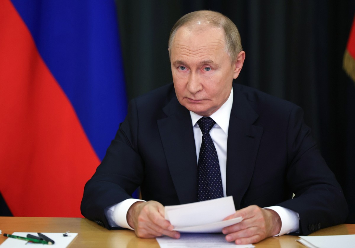 Prezydent Rosji Władimir Putin z dokumentami na biurku