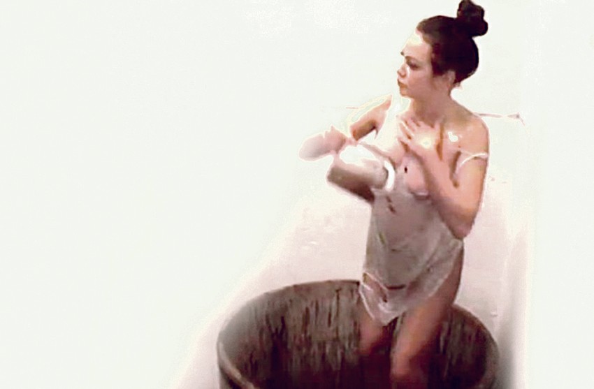 Dno bureta u kojem se kupaju takmičari se raspada