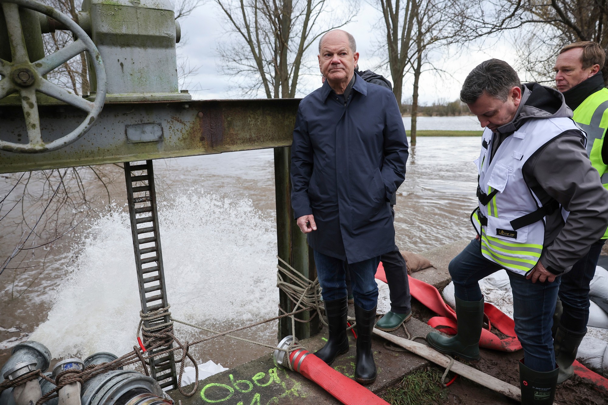 Nemecký kancelár Olaf Scholz stojí počas návštevy pri hrádzi, do ktorej sa odčerpáva voda zo zaplavených oblastí v meste Sangerhausen, spolkovej krajine Sasko-Anhaltsko v strednom Nemecku.