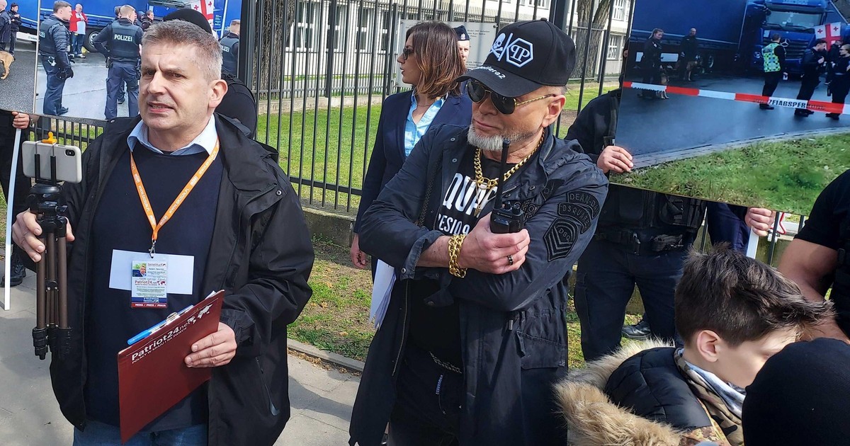 Awantura przed ambasadą Niemiec. Rutkowski starł się ze związkowcami [ZDJĘCIA, NAGRANIA]