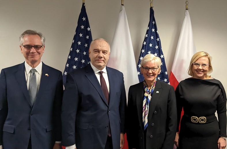 Sekretarz energii USA Jennifer Granholm (druga z prawej) i wicepremier Jacek Sasin (trzeci z prawej)