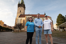 Preszów, Robert Dubovický, numer 35. na liście kandydatów Postęowej Słowacji do parlamentu prowadzi kampanię pod konkatedrą Św. Mikołaj. Pomagają mu kobiety z biura wyborczego w partyjnych koszulkach ze napisem „Przyszłość na piersiach