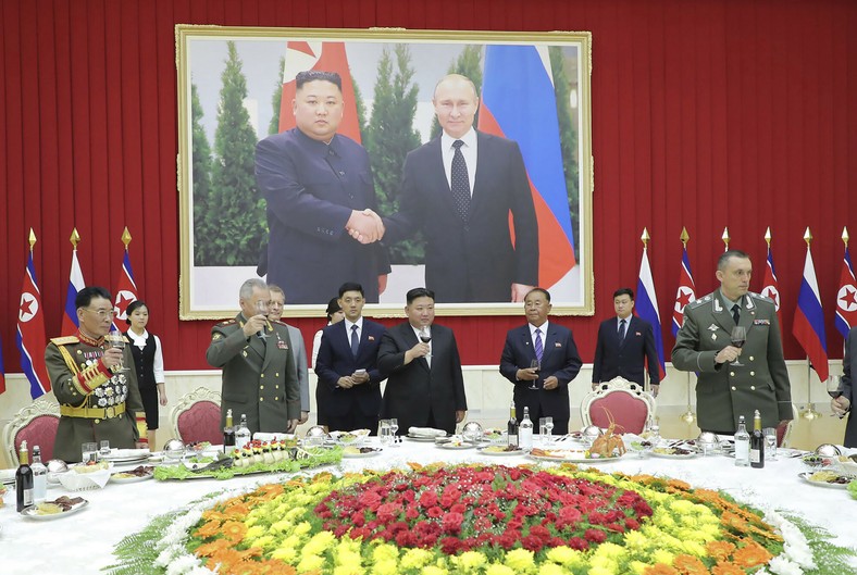 Przywódca Korei Północnej Kim Dzong Un (w środku) i minister obrony Rosji Siergiej Szojgu (po lewej stronie) biorą udział w bankiecie w siedzibie rządzącej Partii Pracy Korei w Pjongjangu, Korea Północna, 27 lipca 2023 r.