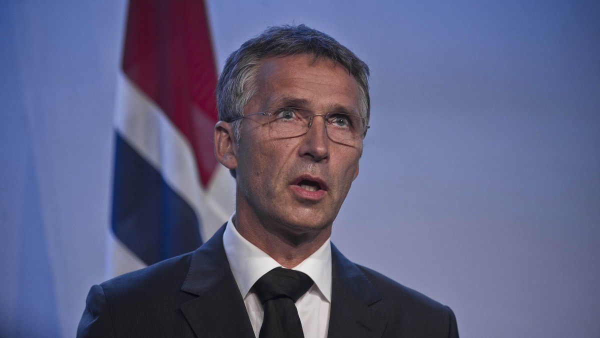 Premier Norwegii Jens Stoltenberg powiedział, że nawiązano współpracę z zagranicznymi służbami wywiadowczymi, by ustalić, czy jest jakiś międzynarodowy ślad w piątkowych zamachach, w których zginęło co najmniej 91 osób.