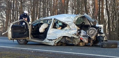 Przerażający wypadek! Siła uderzenia wyrzuciła kierowcę z auta