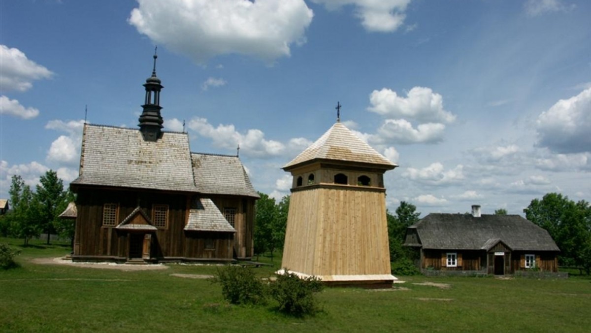 Muzeum Wsi Kieleckiej w Tokarni, Zamek Królewski w Chęcinach, Brama Opatowska w Sandomierzu, Jura Park w Bałtowie czy Europejskie Centrum Bajki im. Koziołka Matołka w Pacanowie. Mimo nie najlepszej pogody, podczas długiego majowego weekendu te świętokrzyskie atrakcje przeżywały prawdziwe oblężenie. – Okazuje się, że jeśli ktoś ma coś ciekawego do zaoferowania, to bez względu na aurę, może liczyć na tłumy turystów – mówi Jacek Kowalczyk, prezes ROT w Kielcach.