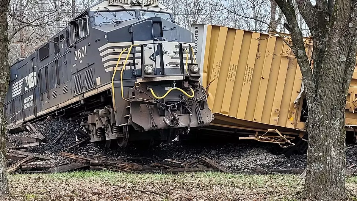W jednym z amerykańskich miast pociąg najpierw uderzył w stojącą na przejeździe kolejowym ciężarówkę, a chwilę później wypadł z szyn