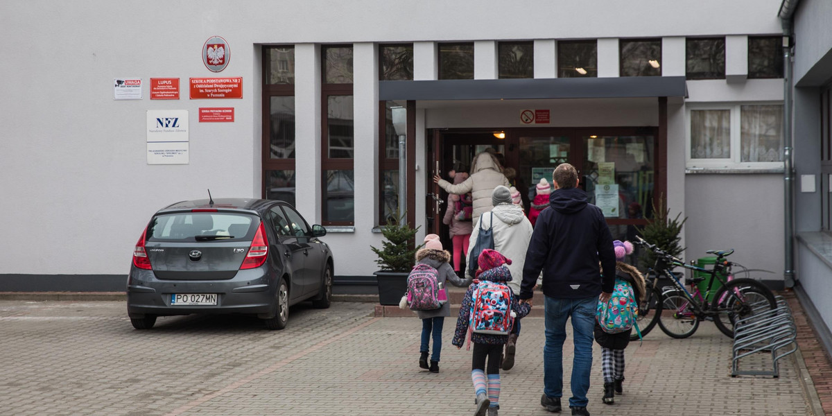 Będzie zakaz podjeżdżania pod szkoły?