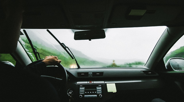 Menet közben, az autóból kihajolva törölte le az ablakot egy férfi / Illusztráció: Pixabay