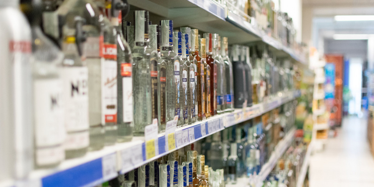 Liczba sklepów i lokali gastronomicznych, w których można kupić alkohol, zmniejszyła się o 2,6 tys. - pisze "Dziennik Gazeta Prawna".