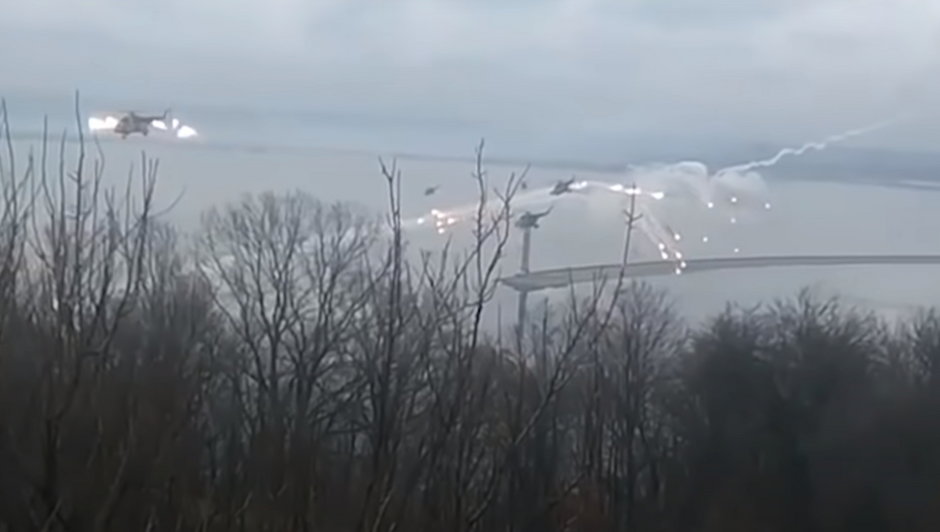 Formacja śmigłowców Mi-8 w drodze nad lotnisko Hostomel
