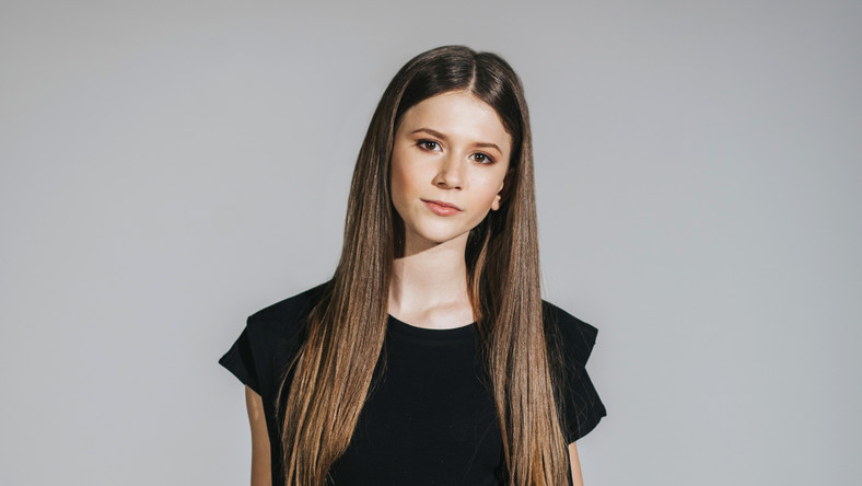 Roksana Węgiel, zwyciężczyni pierwszej polskiej edycji "The Voice Kids", może pochwalić się nie lada sukcesem - jej najnowszy utwór "Obiecuję" w ciągu trzech dni zgromadził imponującą sumę pięciuset tysięcy wyświetleń. 