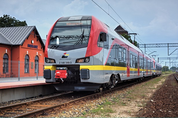 Pociąg ŁKA na stacji w Sieradzu